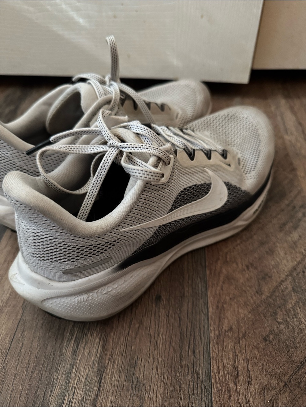 Nike Women’s Pegasus Light Gray Athletic Running Shoes Sneakers Size 8.5 - Picture 3 of 4